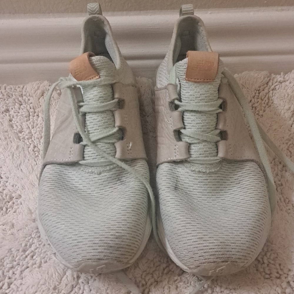 NEW BALANCE teal pre loved running sneakers, size 9